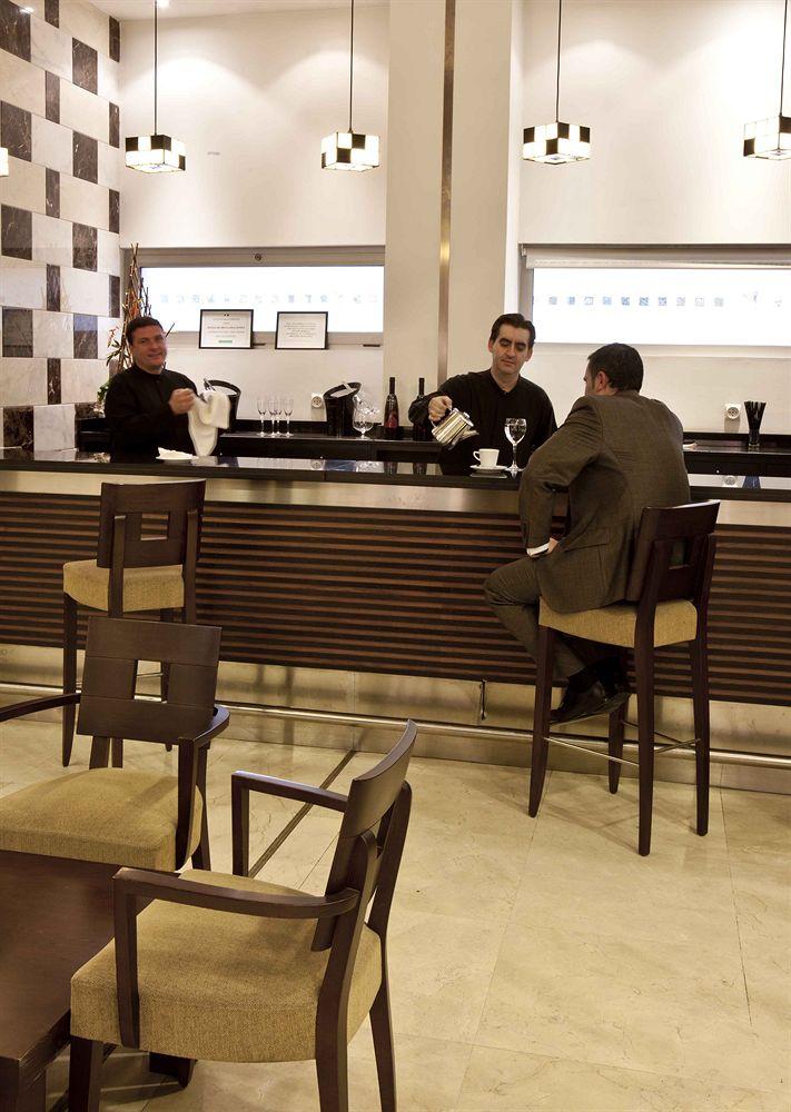 Nh Gran Hotel Casino De Extremadura Badajoz Exteriér fotografie A bar at the airport