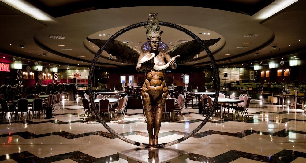 Nh Gran Hotel Casino De Extremadura Badajoz Exteriér fotografie The sculpture in 2011