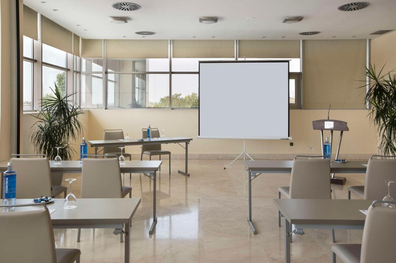 Nh Gran Hotel Casino De Extremadura Badajoz Exteriér fotografie A projection screen