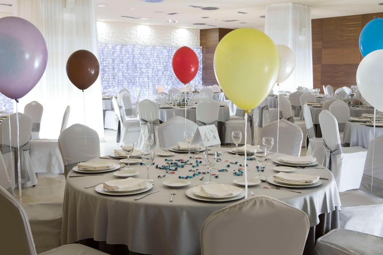 Nh Gran Hotel Casino De Extremadura Badajoz Exteriér fotografie A table decorated with balloons