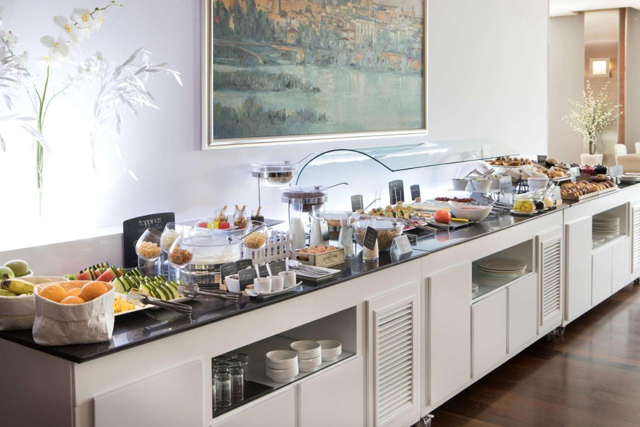 Nh Gran Hotel Casino De Extremadura Badajoz Exteriér fotografie A buffet at a hotel
