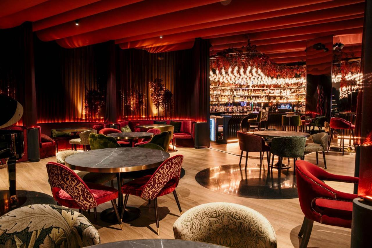 Nh Gran Hotel Casino De Extremadura Badajoz Exteriér fotografie The bar at the Mandarin Oriental