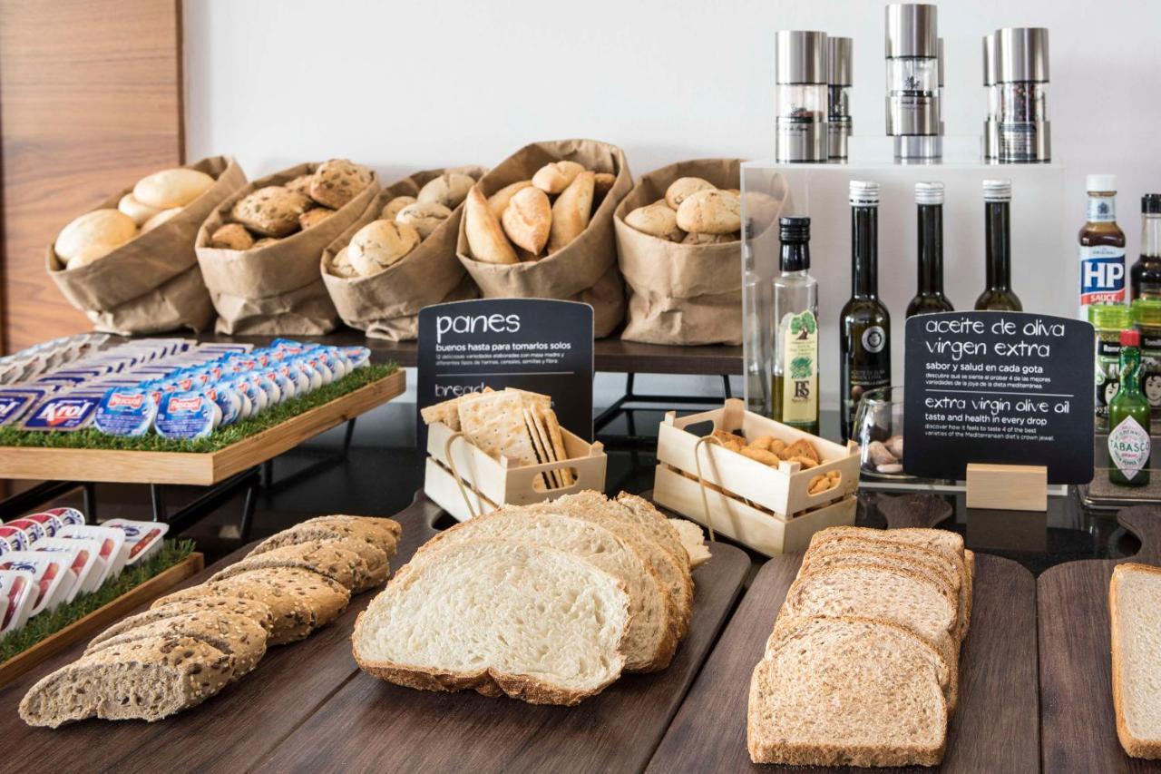 Nh Gran Hotel Casino De Extremadura Badajoz Exteriér fotografie A selection of breads and olive oil at a buffet