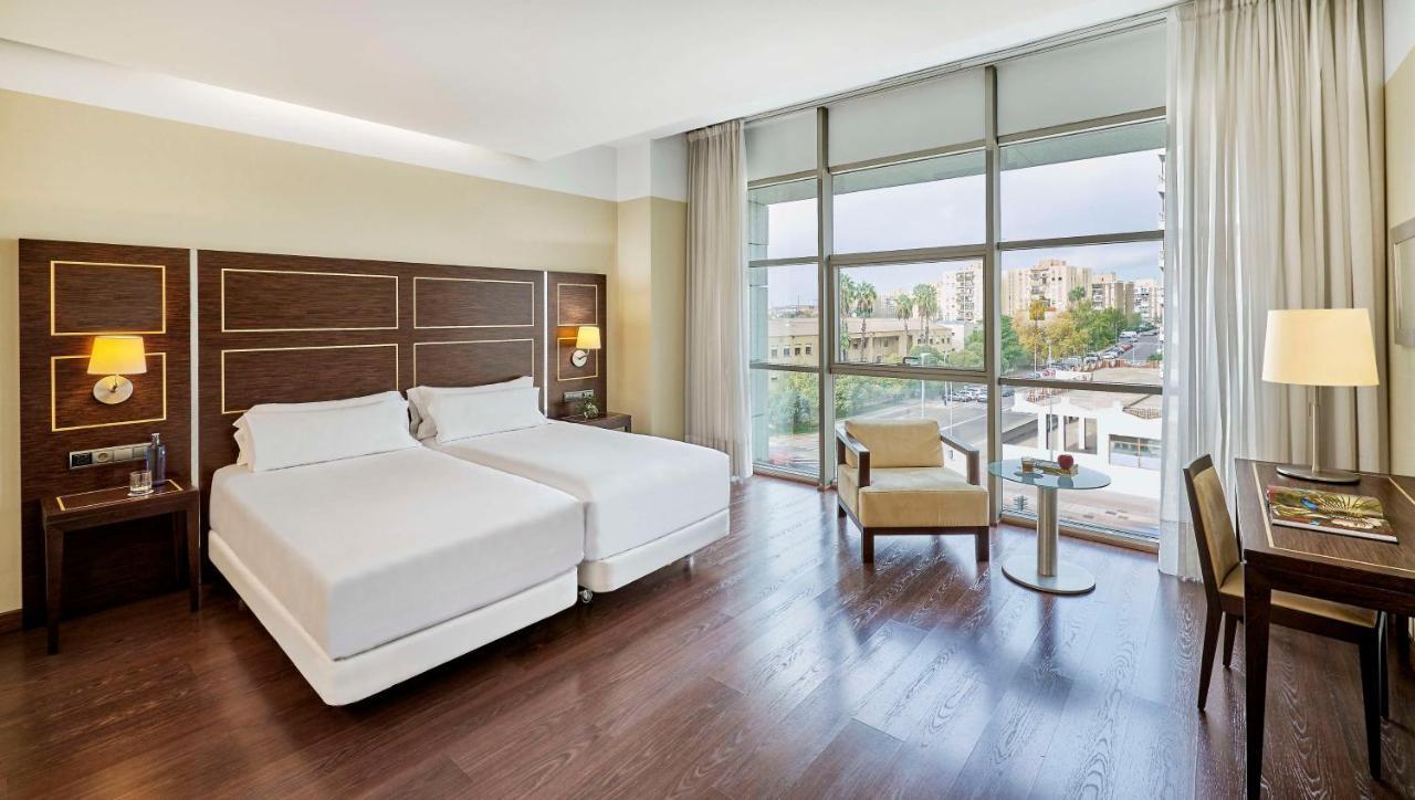 Nh Gran Hotel Casino De Extremadura Badajoz Exteriér fotografie A room at the hotel