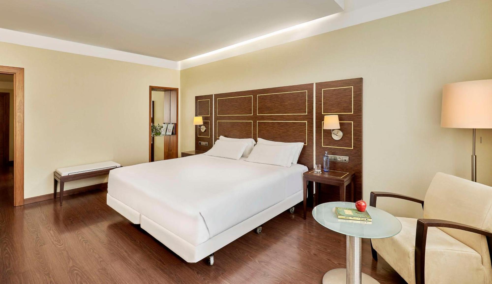 Nh Gran Hotel Casino De Extremadura Badajoz Exteriér fotografie A room at the hotel